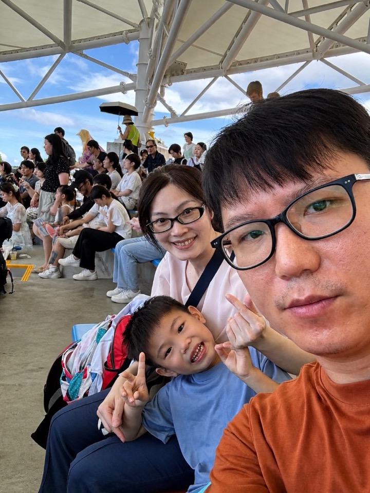 幼兒園畢業紀念冊家庭照挑選注意：家長提供的合影，人物臉部與手部過於貼近照片右側與下緣