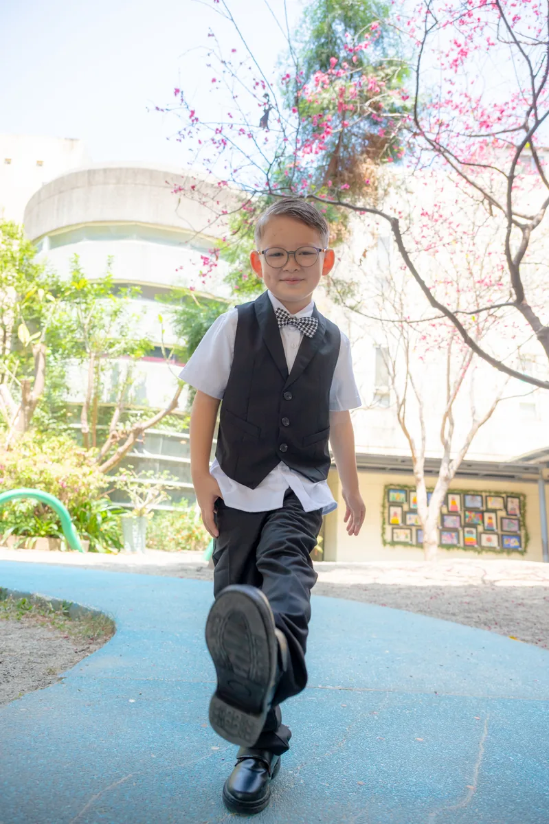 Asher 入本照片三，校園便服直式照片