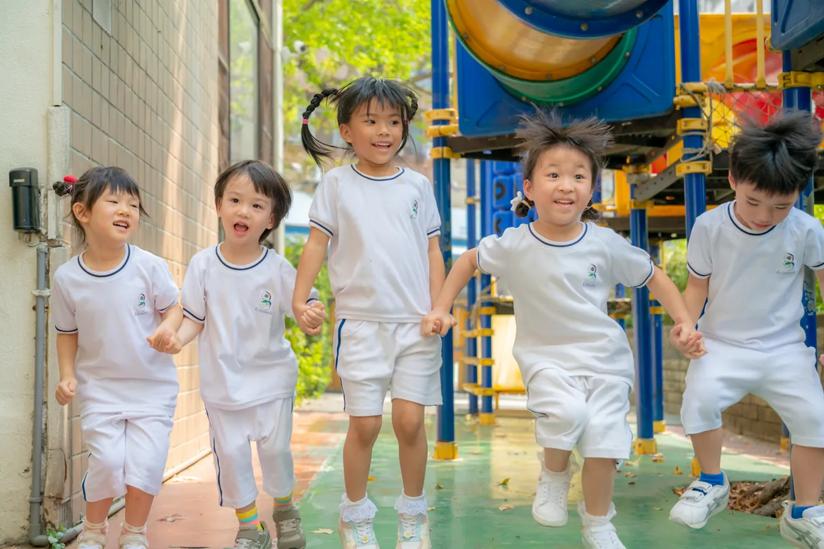 Asher 與同學的小組照片