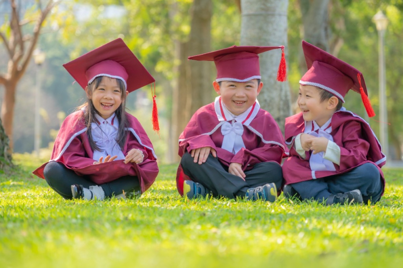 幼兒園畢業照 戶外草地奔跑活潑
