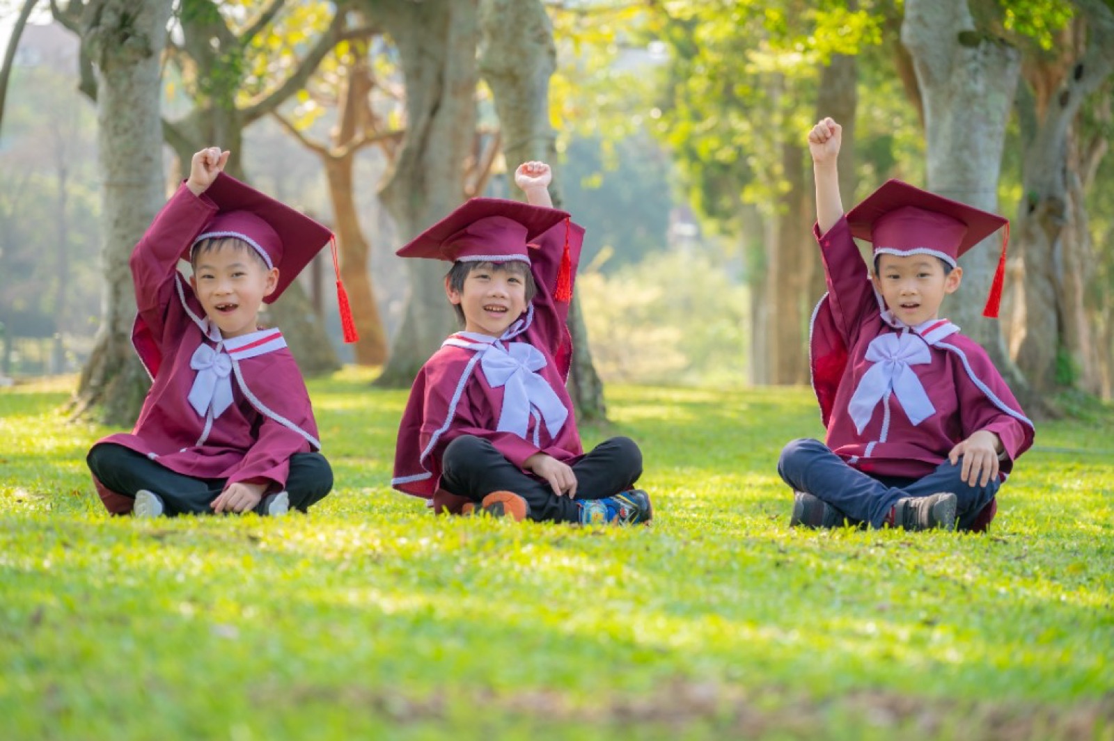 幼兒園畢業照 戶外草地奔跑活潑