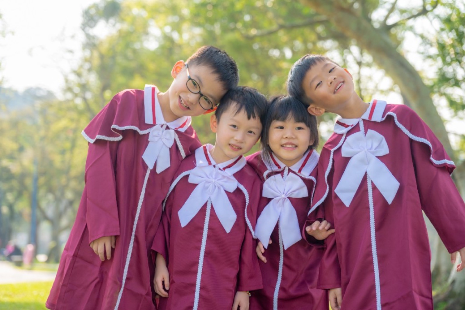 幼兒園畢業照 湖畔草地互動