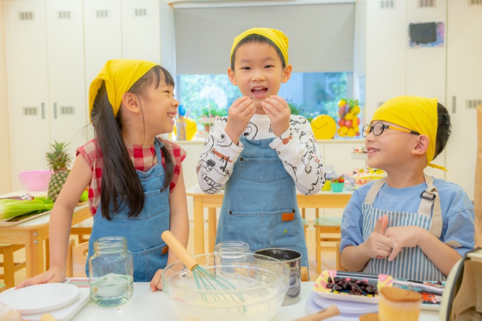 幼兒園畢業照 湖畔草地互動