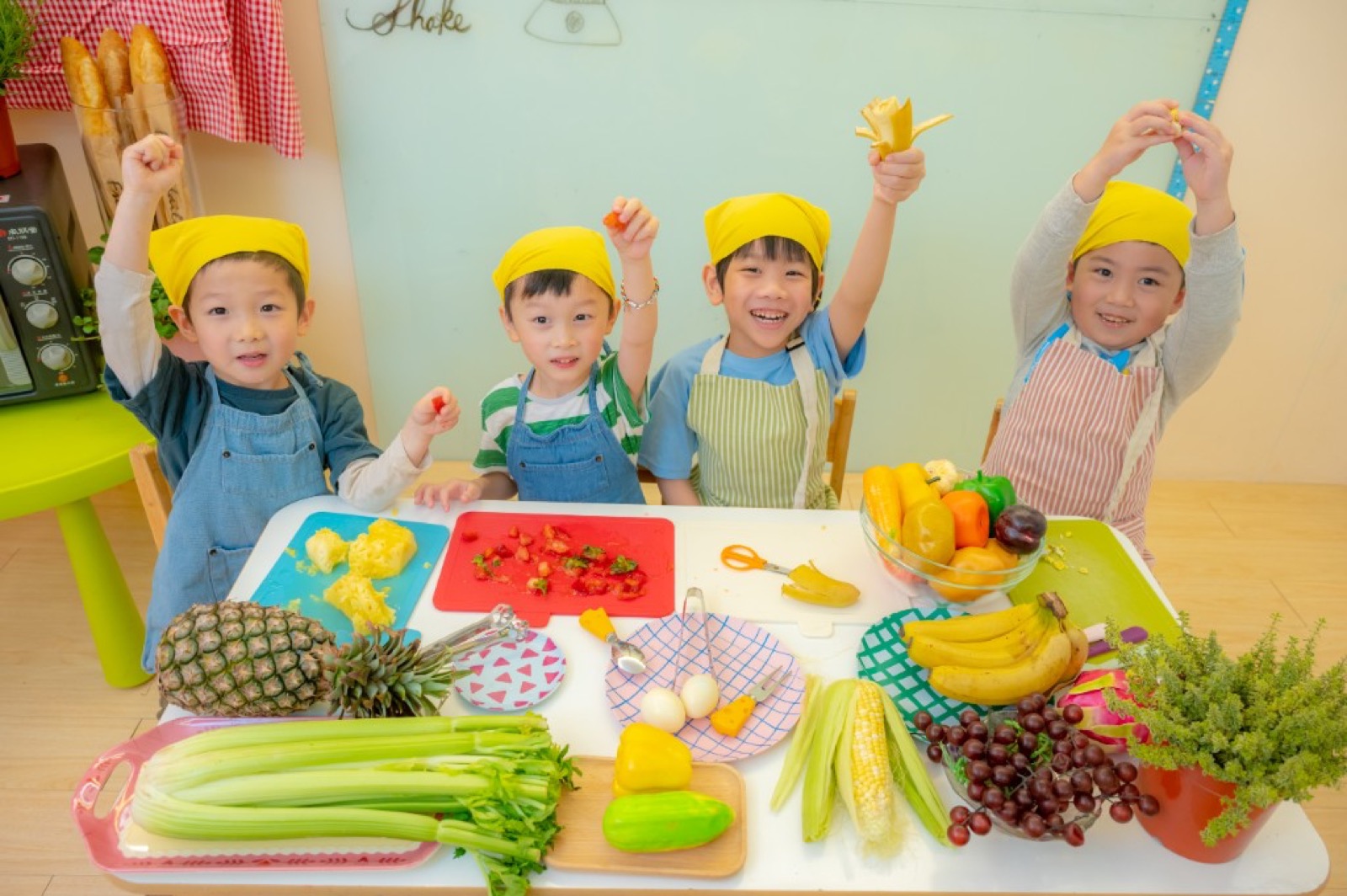 幼兒園畢業照 校園情境真實笑容