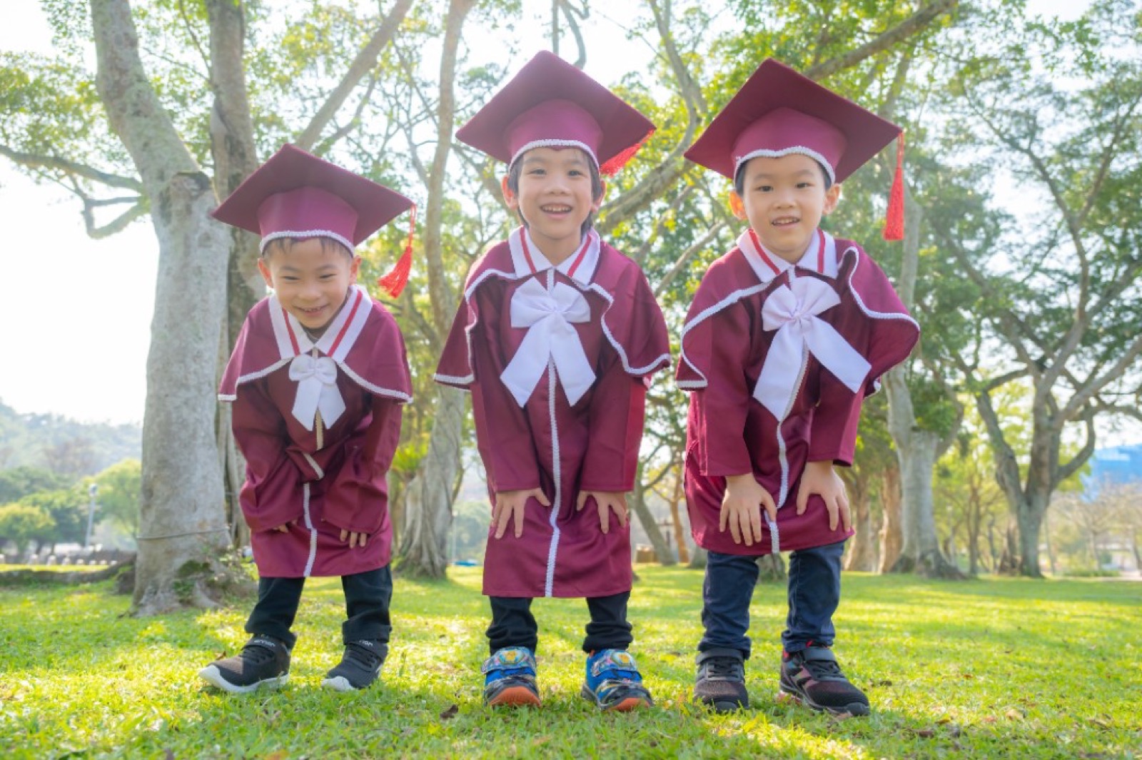 幼兒園畢業照 戶外草地奔跑活潑