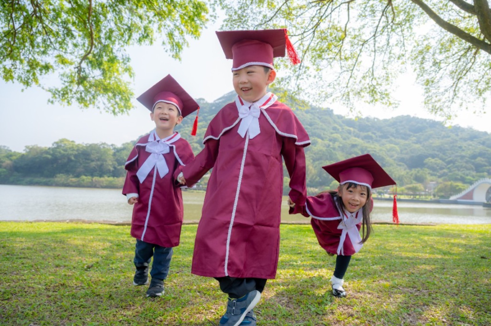 幼兒園畢業照 湖畔草地互動