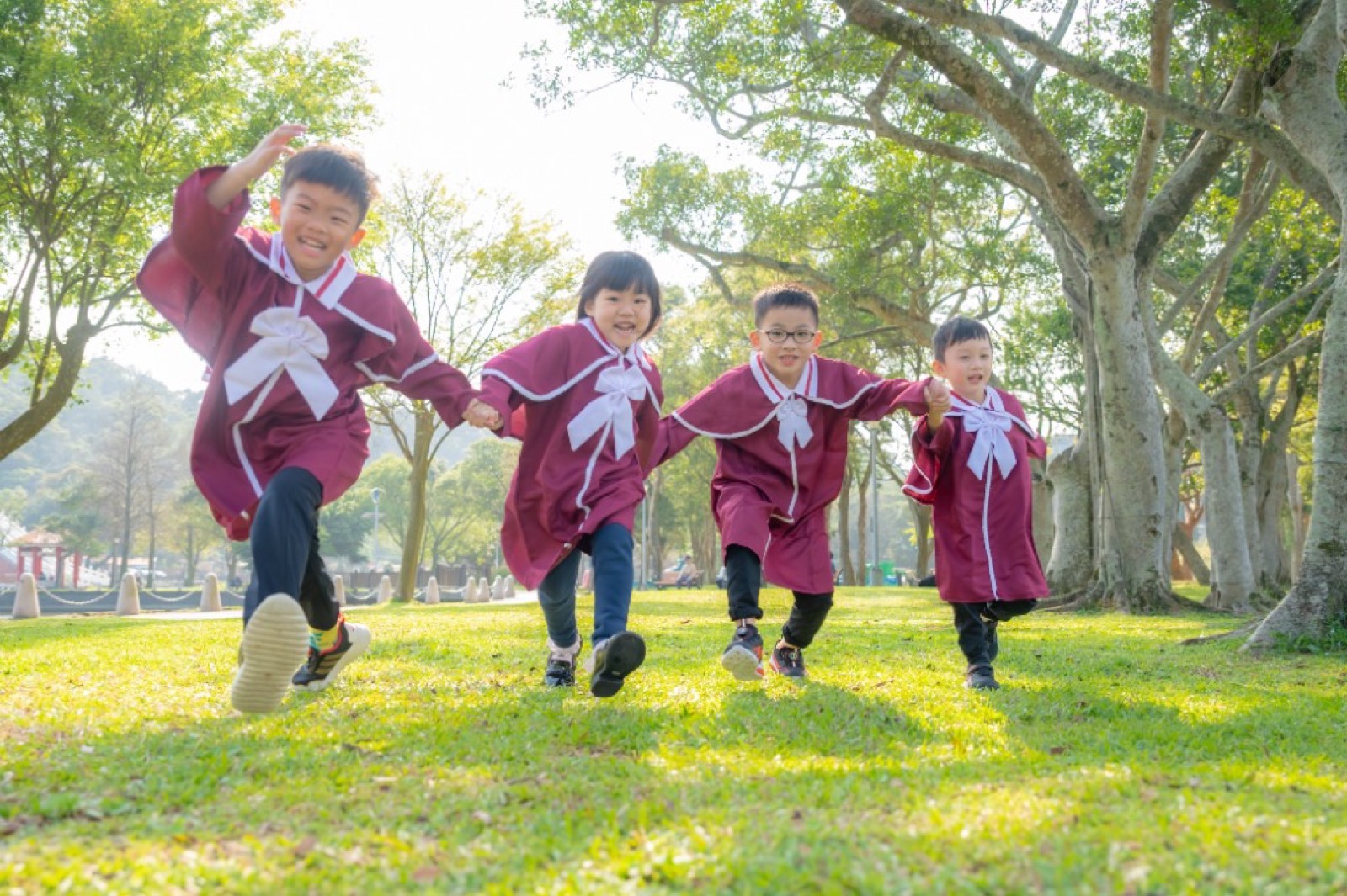 幼兒園畢業照 校園情境真實笑容