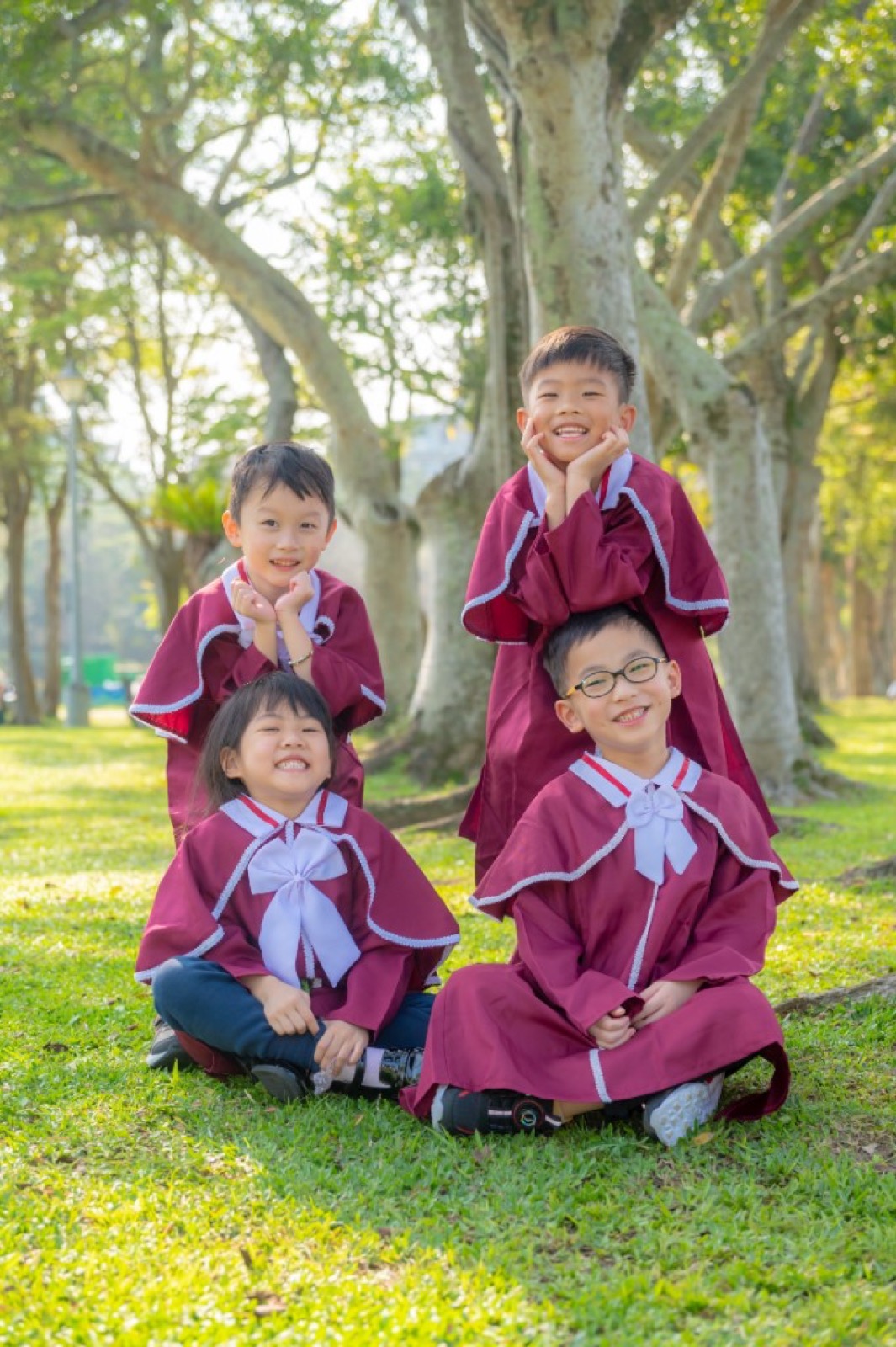 幼兒園畢業照 戶外草地奔跑活潑