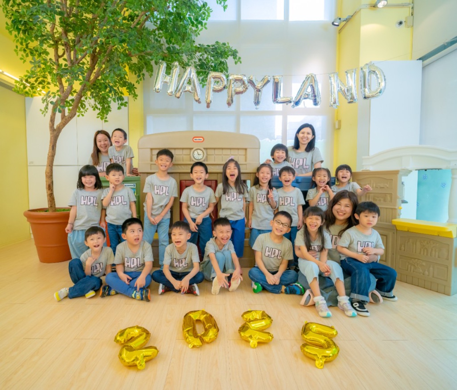 幼兒園畢業照 湖畔草地互動