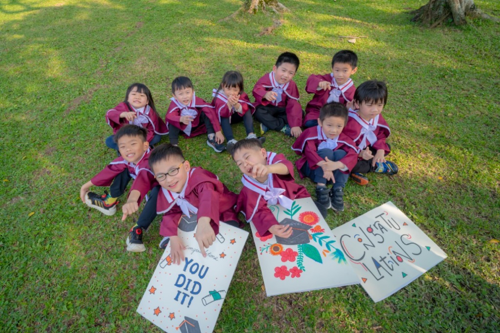 幼兒園畢業照 戶外草地奔跑活潑