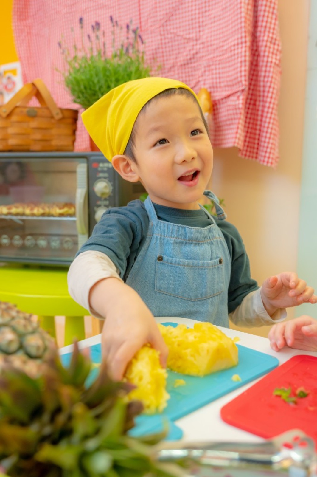 幼兒園畢業照 湖畔草地互動
