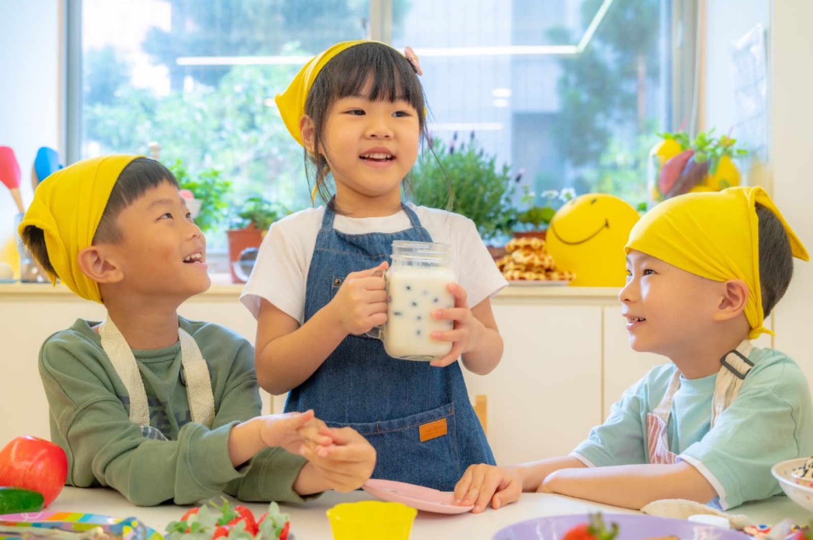 幼兒園畢業照 校園情境真實笑容