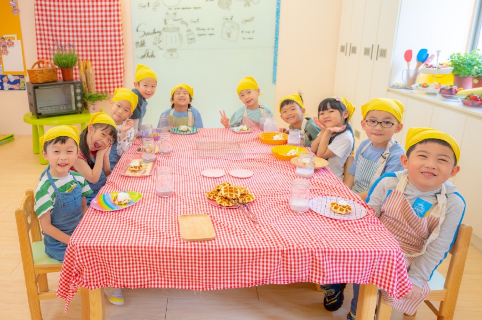 幼兒園畢業照 戶外草地奔跑活潑