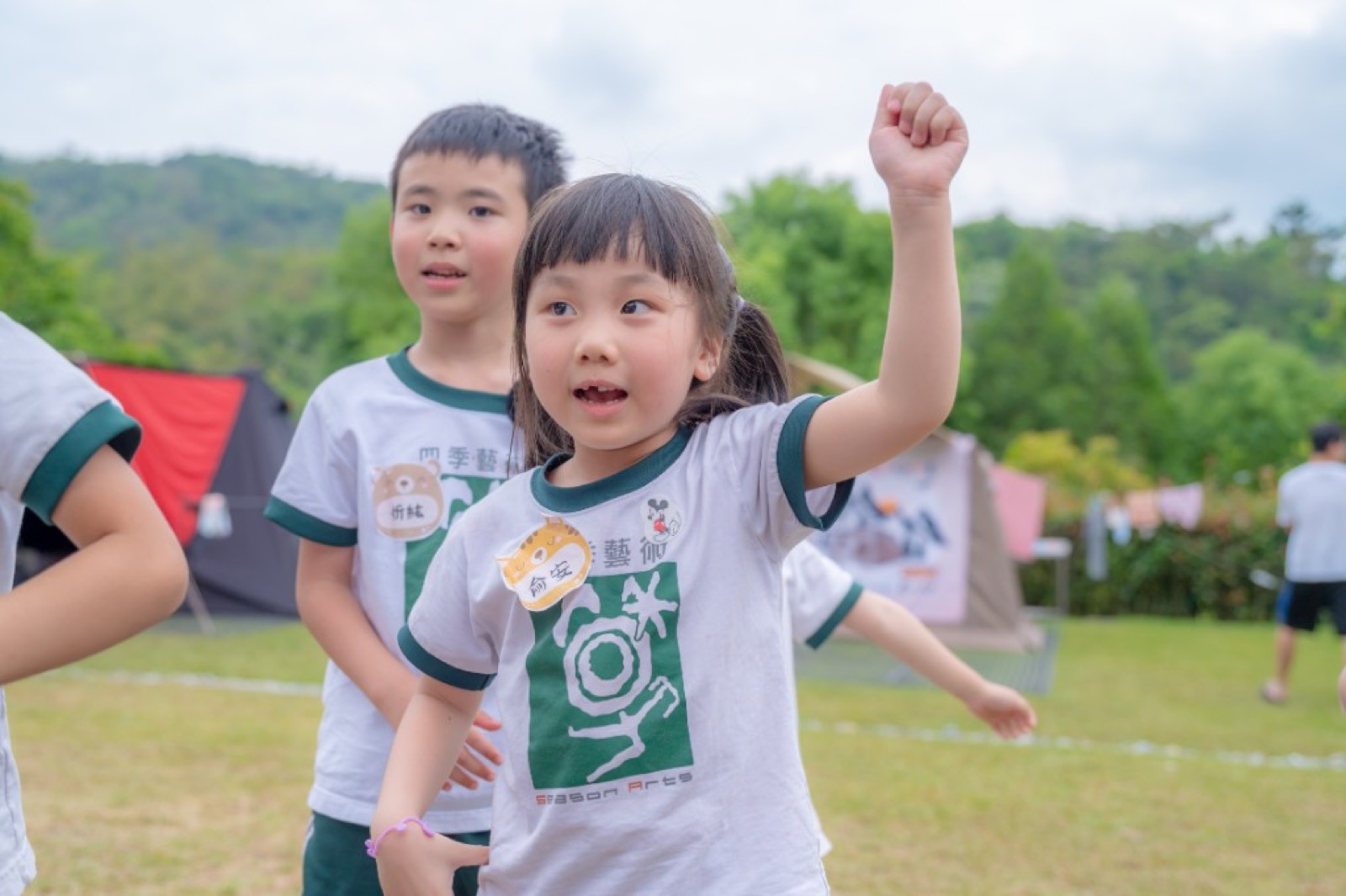 露營畢業照 草地帳篷 自然互動