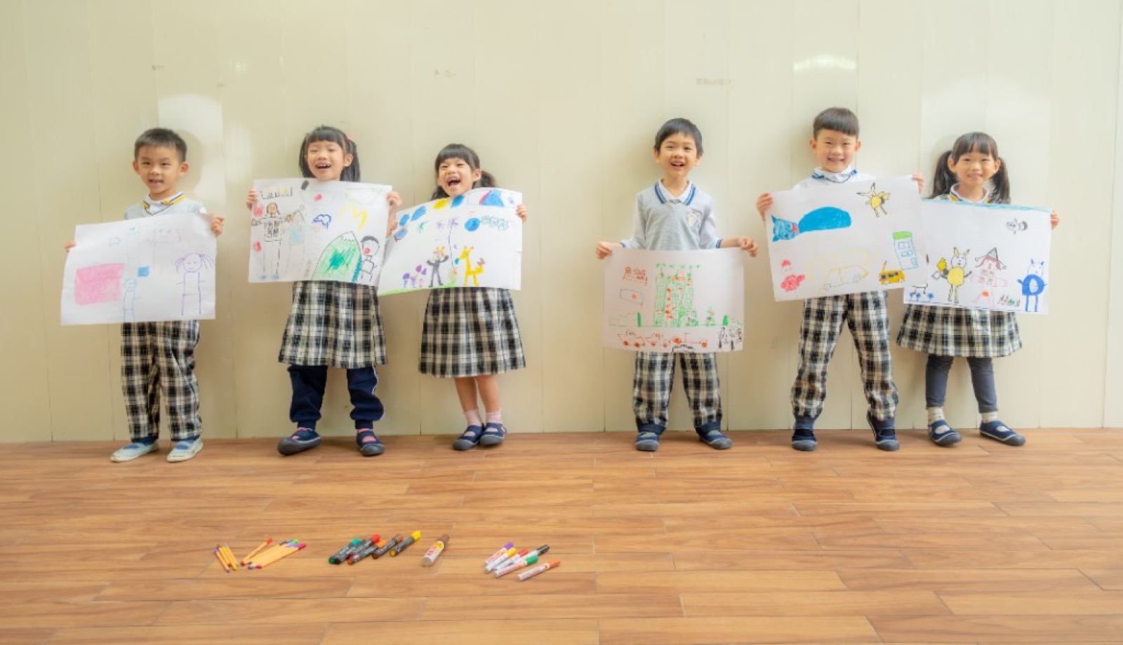 幼兒園畢業照 活潑自然笑容