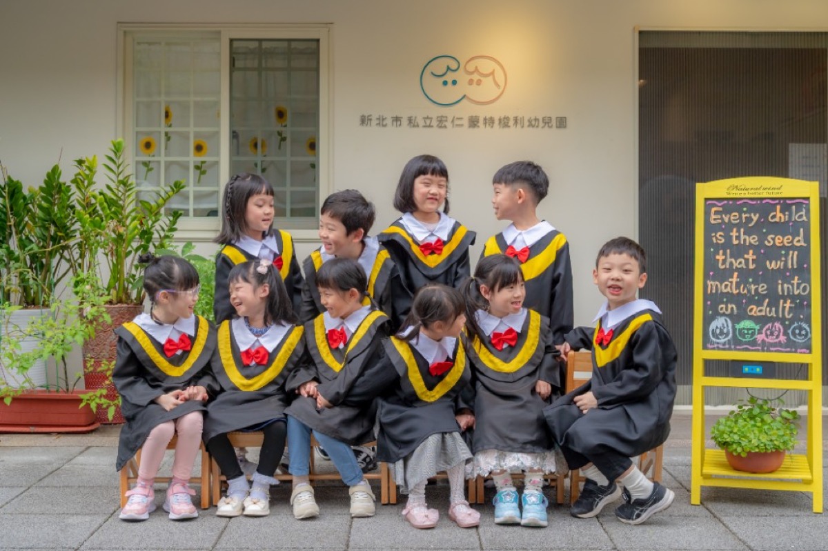 幼兒園學士服畢業照 教具區活潑