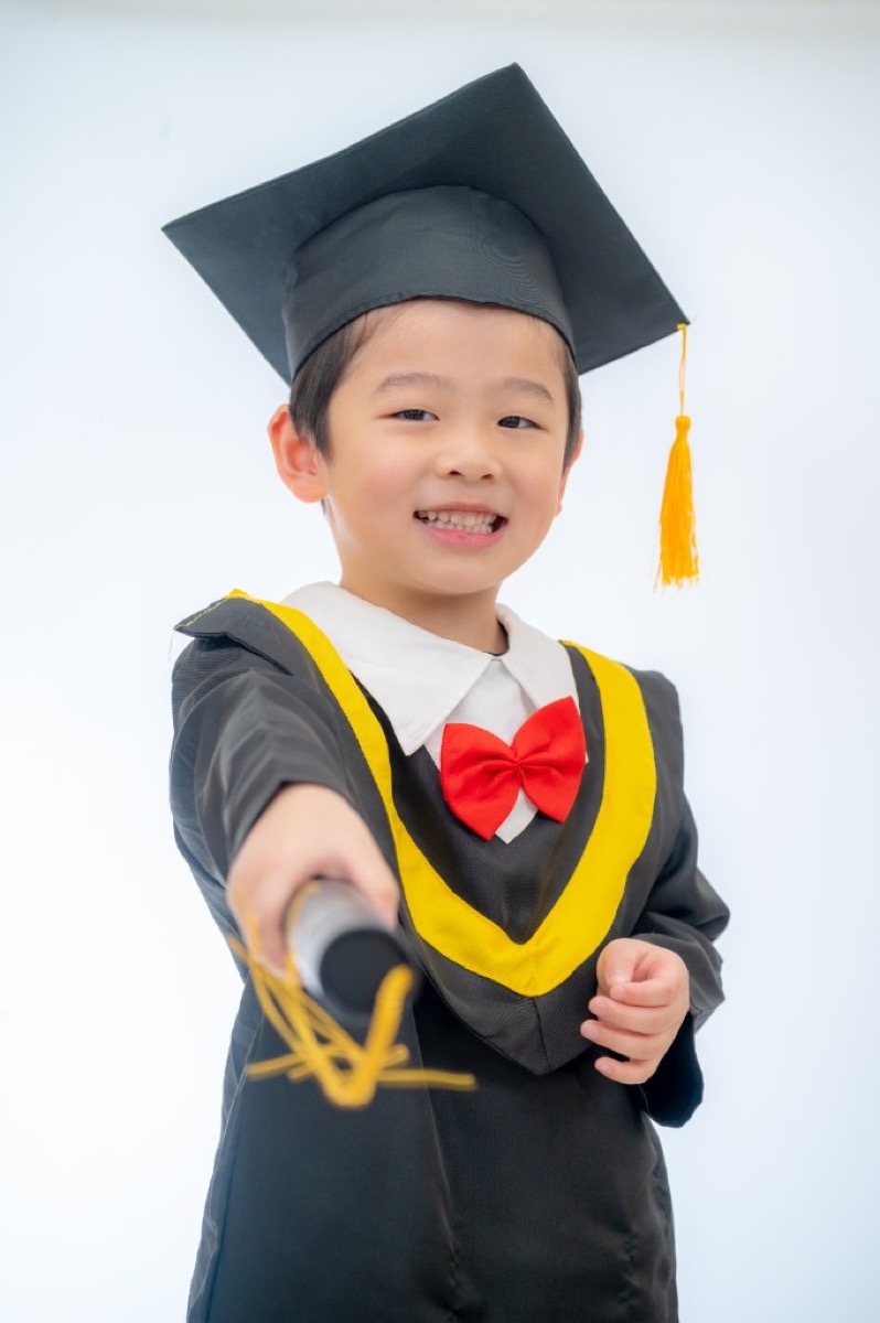幼兒園學士服畢業照 教具區活潑