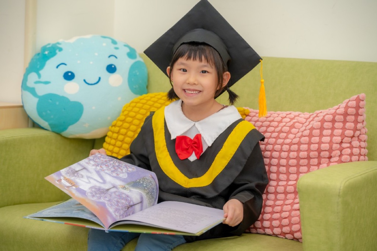 幼兒園學士服畢業照 教具區活潑