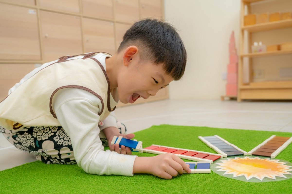 室內上課情境畢業照 閱讀區自然互動