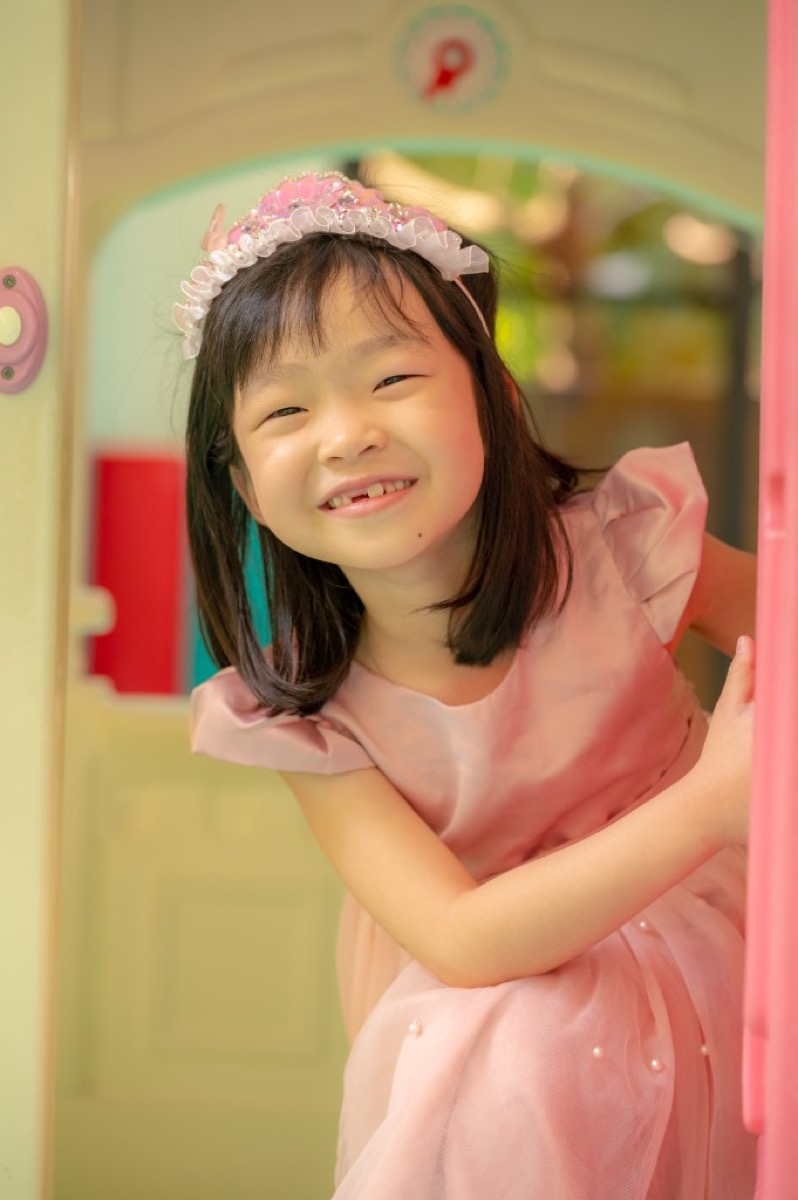 幼兒園學士服畢業照 教具區活潑