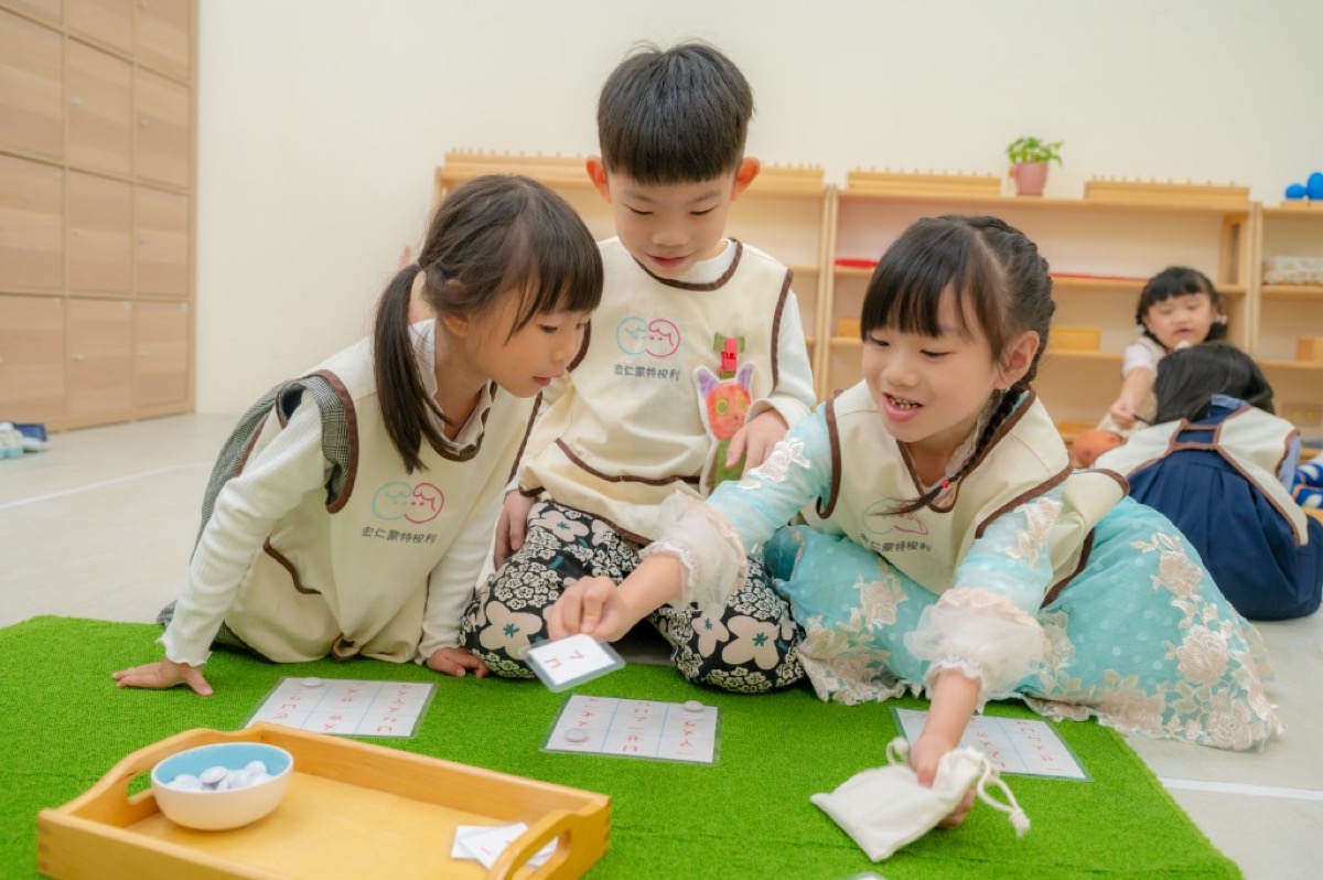 幼兒園學士服畢業照 教具區活潑