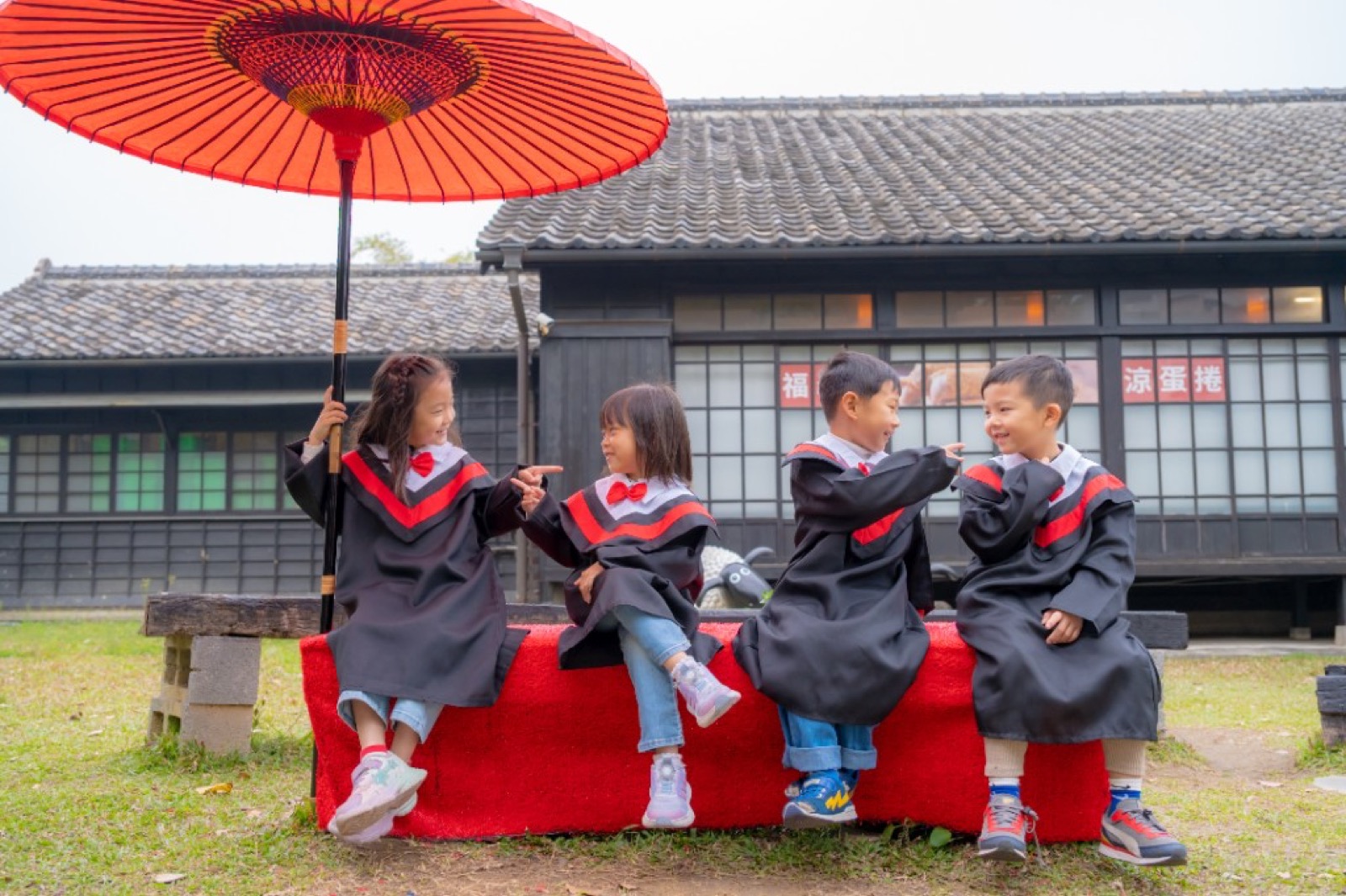 日式老建築外景畢業照 自然生動 活潑