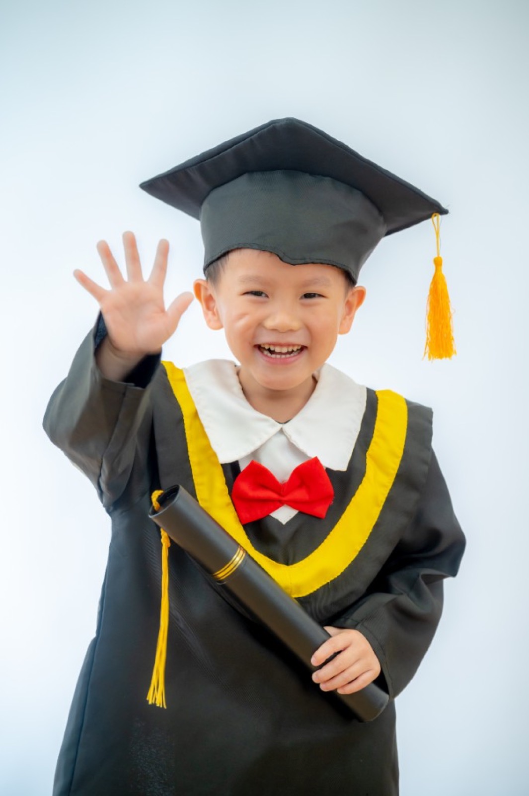 幼兒園畢業照 白背景學士照