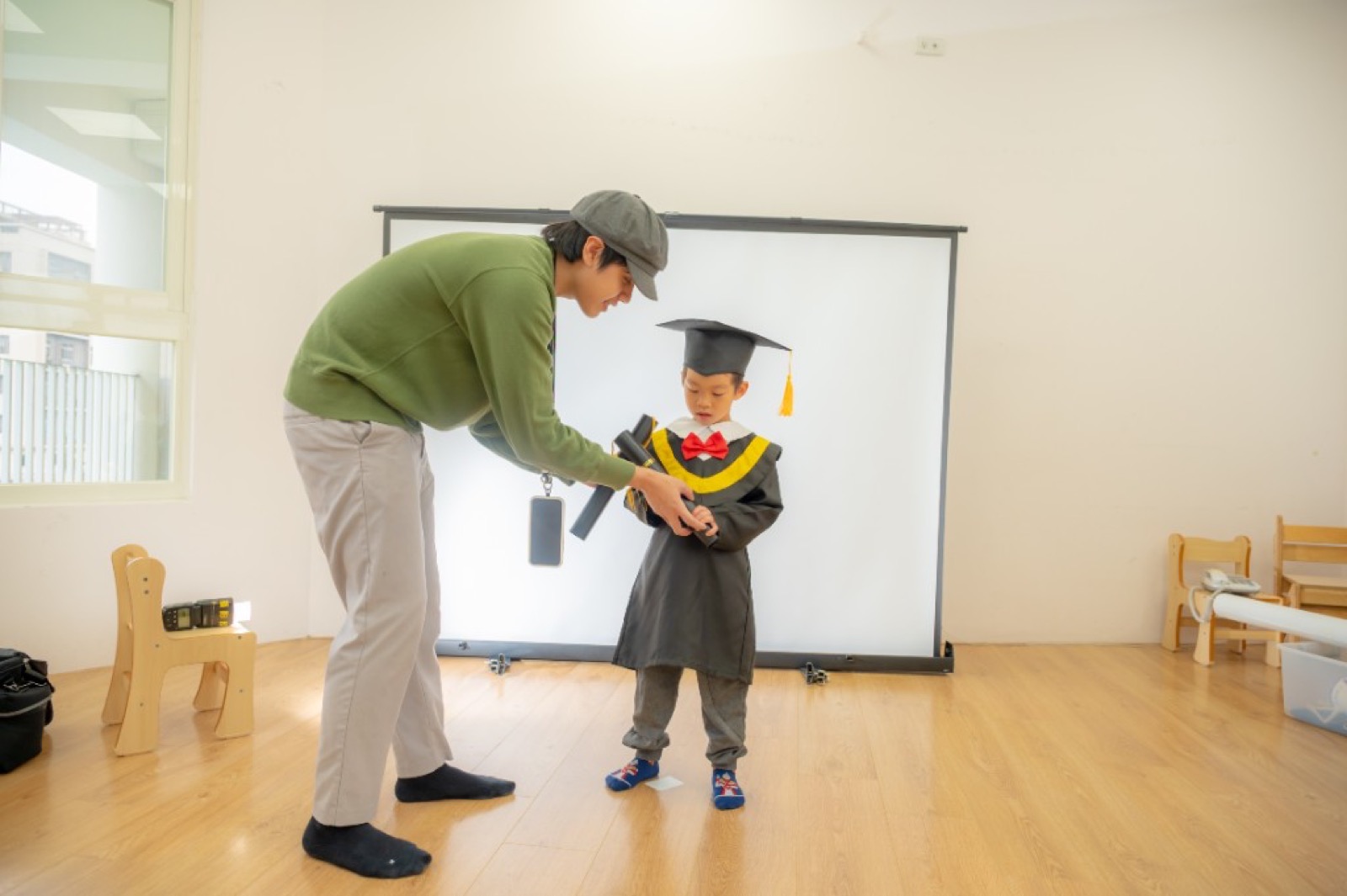幼兒園畢業照 白背景學士照