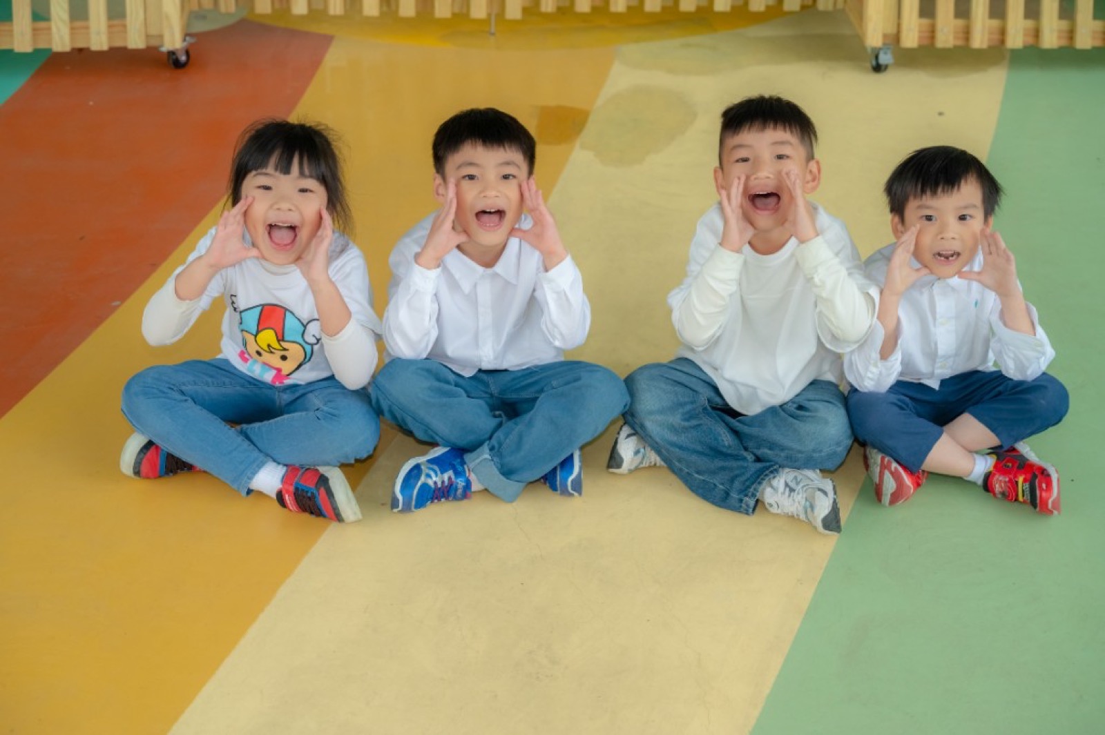 幼兒園畢業照 小組照自然笑容