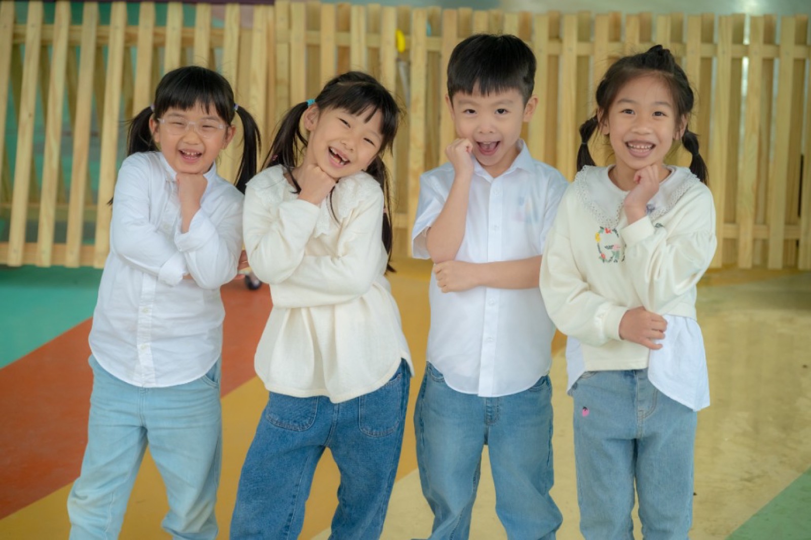 大型校園幼兒園畢業照 自然生動