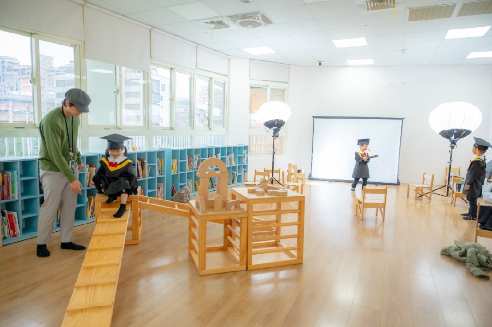 幼兒園畢業照 校園情境與閱讀互動