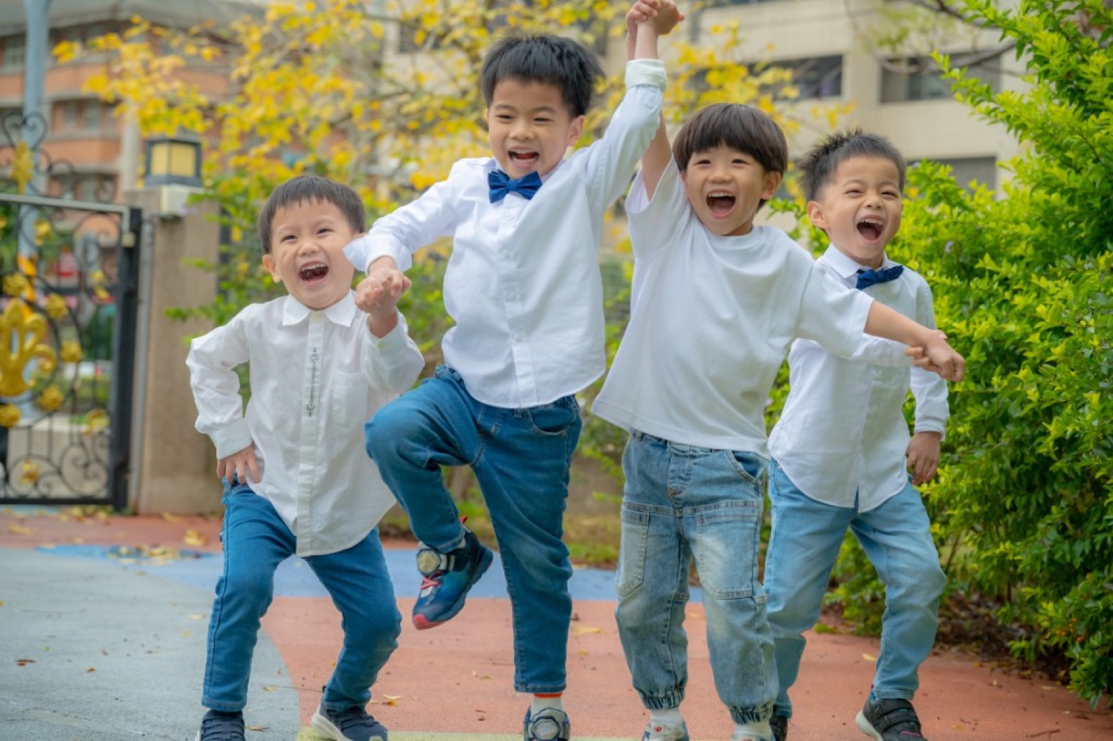 幼兒園畢業照 白背景學士照