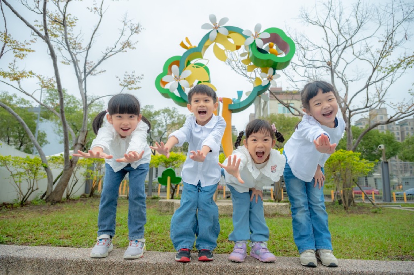 幼兒園畢業照 白背景學士照