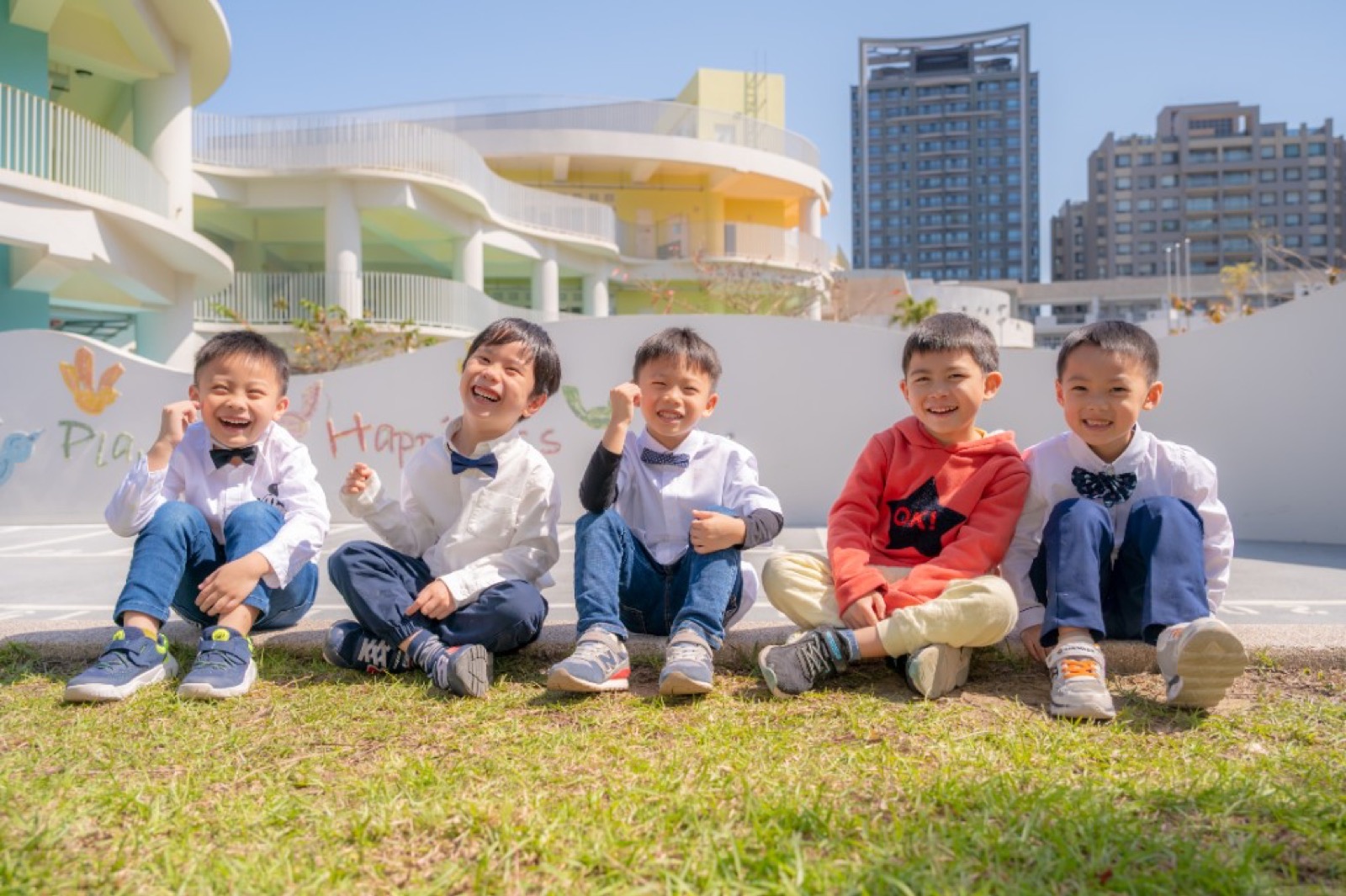 幼兒園畢業照 戶外草地野餐活潑