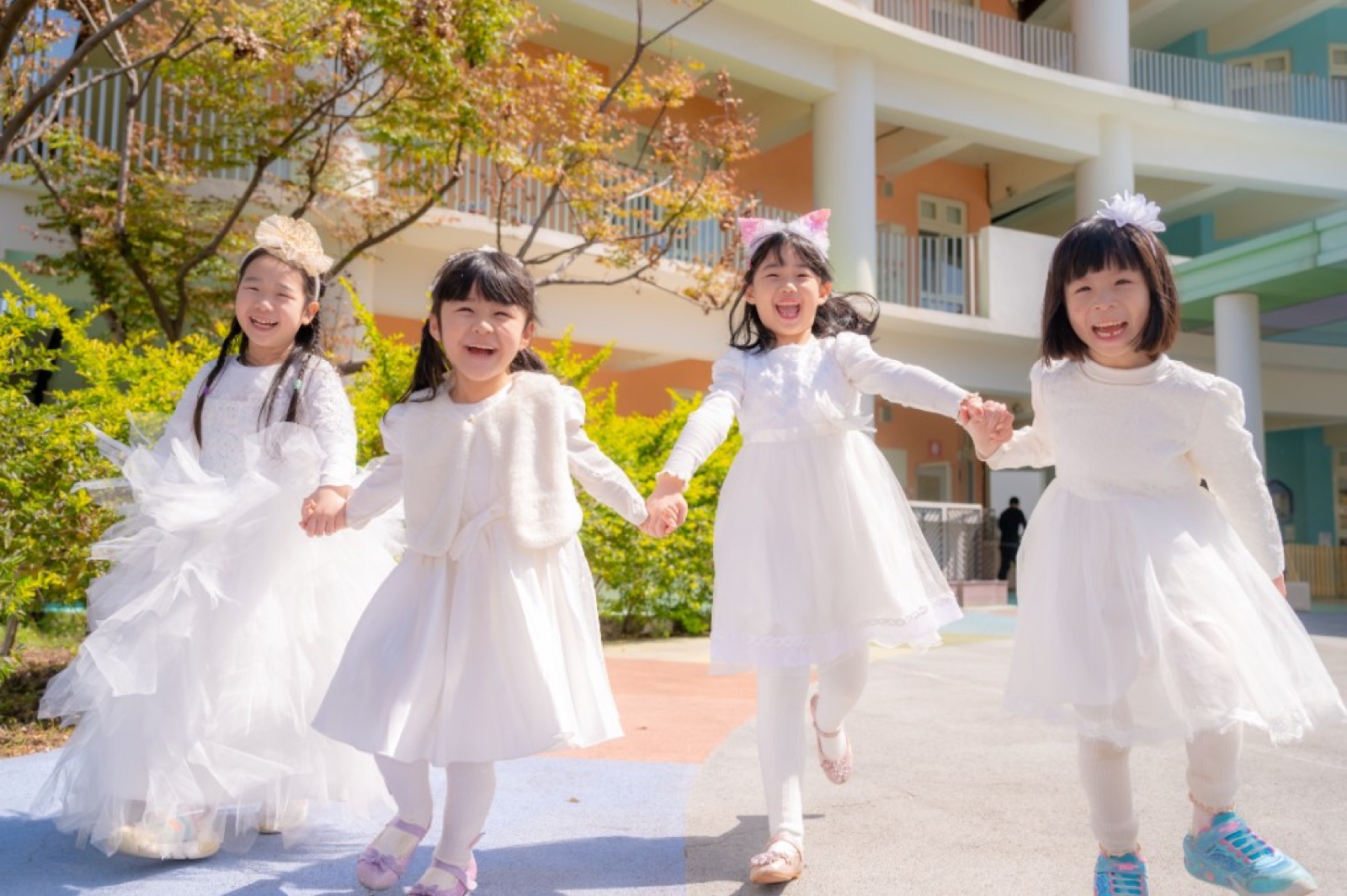 大型校園幼兒園畢業照 自然生動
