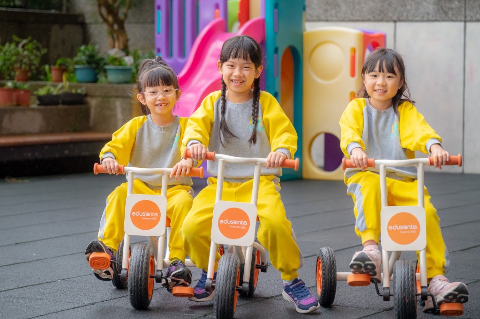 幼兒園畢業照 校園情境騎車踢球