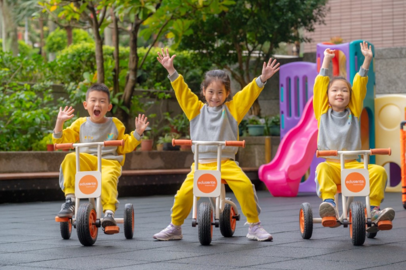 幼兒園畢業照 師生合照溫馨