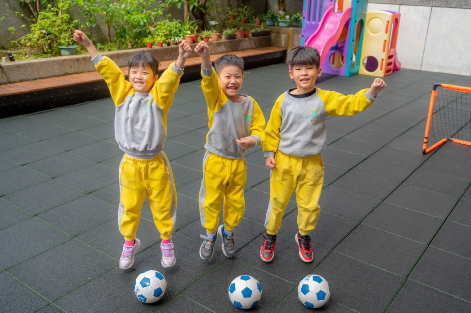 路易莎咖啡文青幼兒園畢業照 自然生動