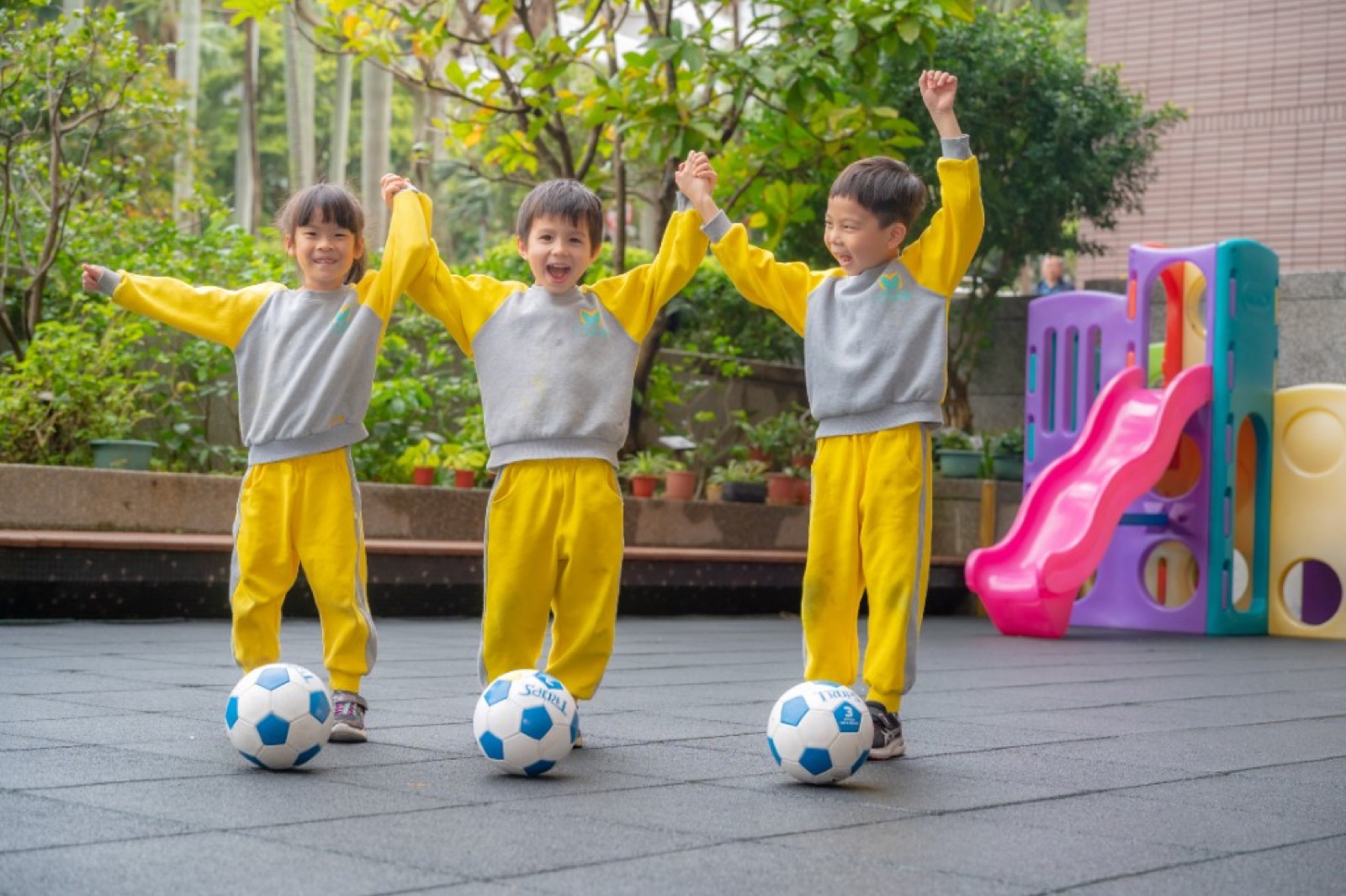 幼兒園畢業照 咖啡店便服活潑