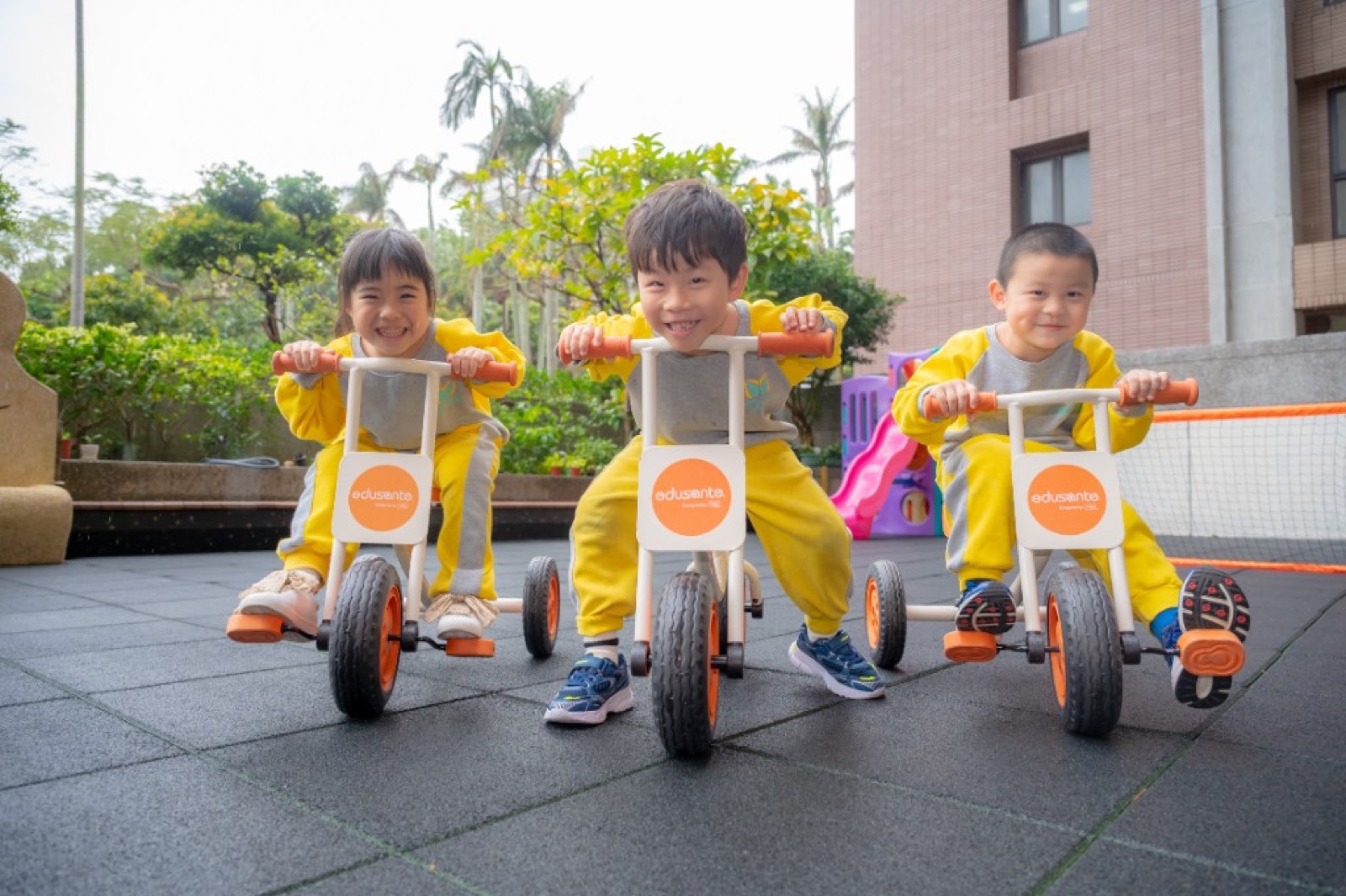 幼兒園畢業照 校園情境騎車踢球