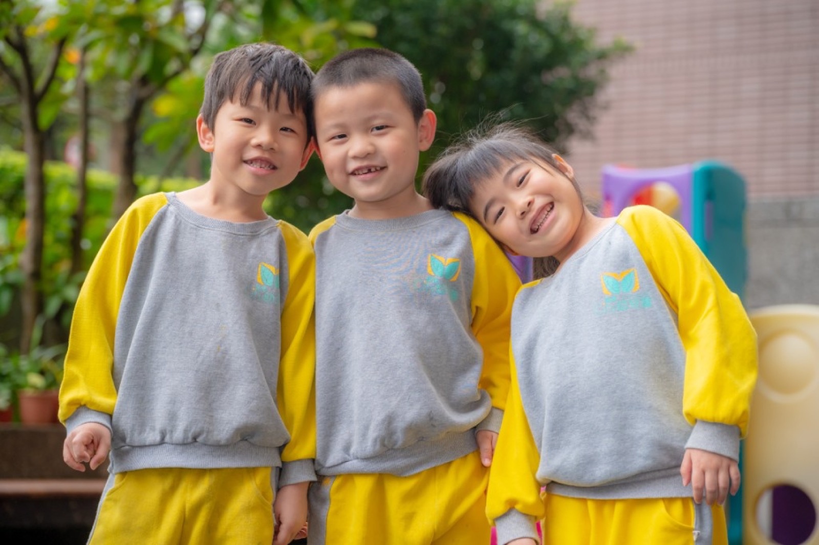 幼兒園畢業照 師生合照溫馨