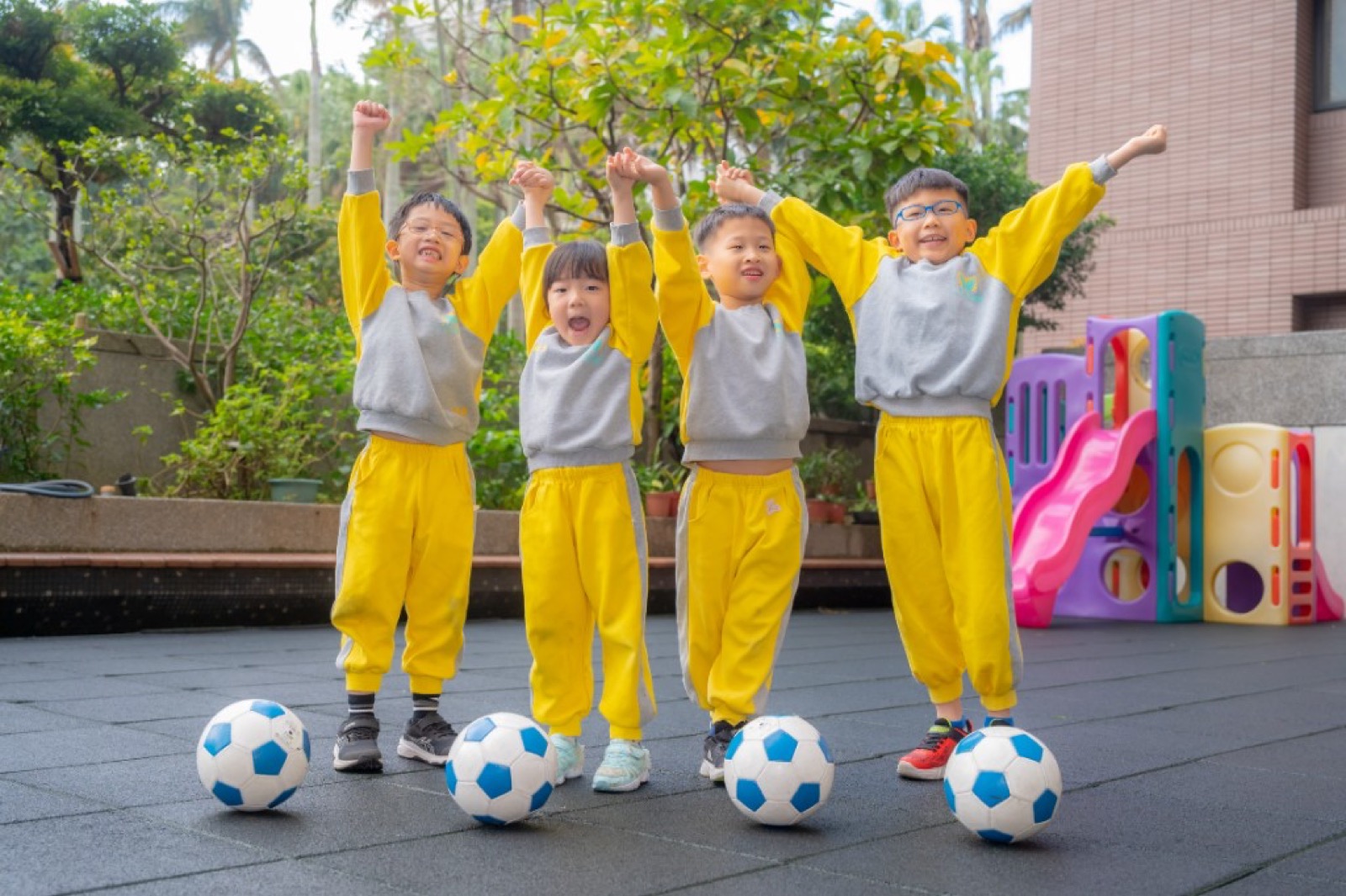 幼兒園畢業照 學士服文青風格