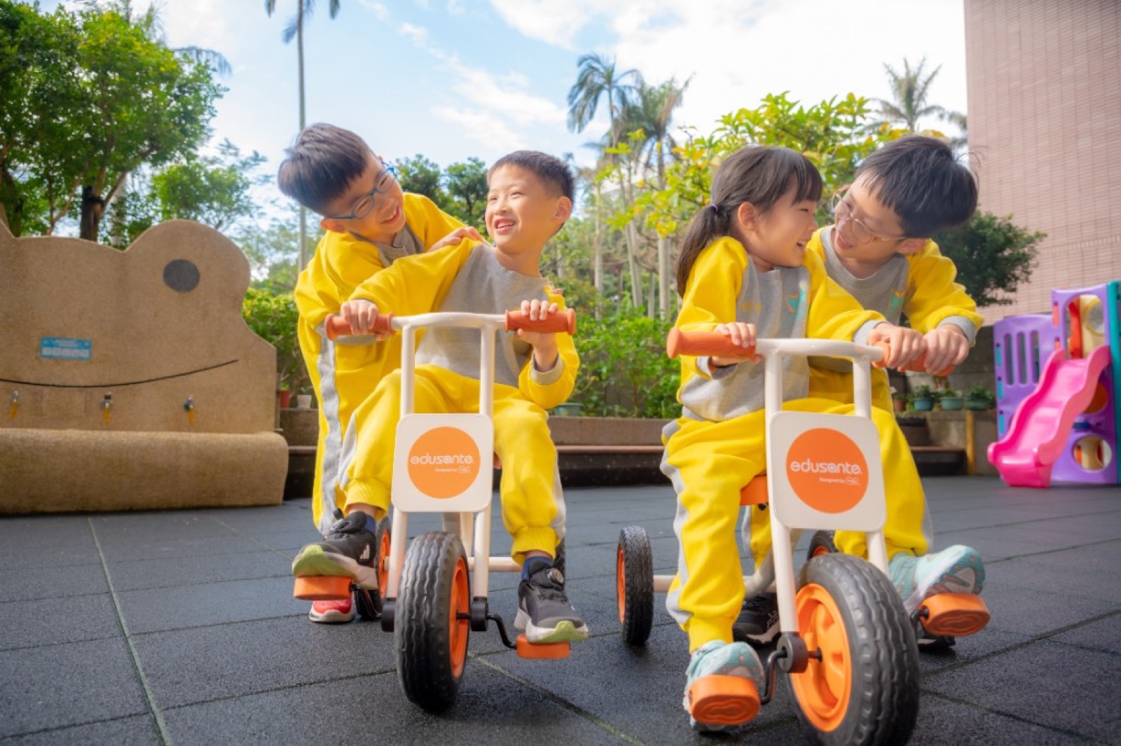 幼兒園畢業照 校園情境騎車踢球