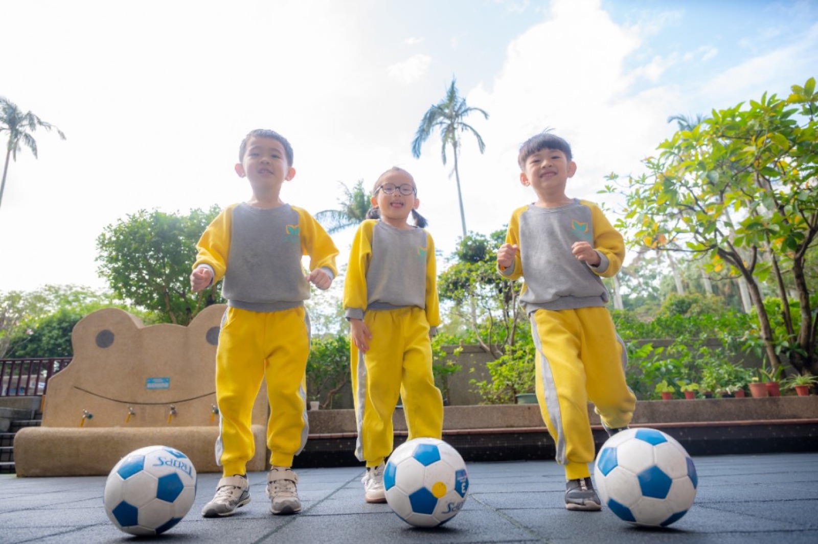 幼兒園畢業照 師生合照溫馨