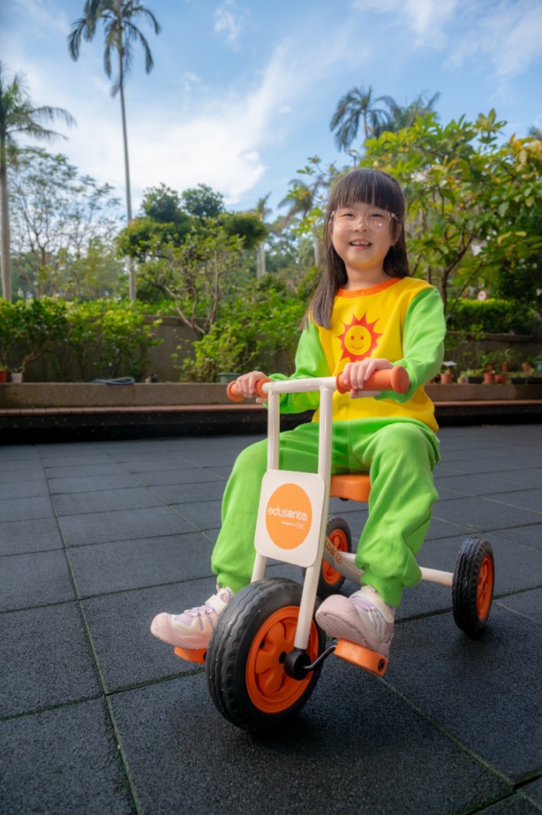 路易莎咖啡文青幼兒園畢業照 自然生動