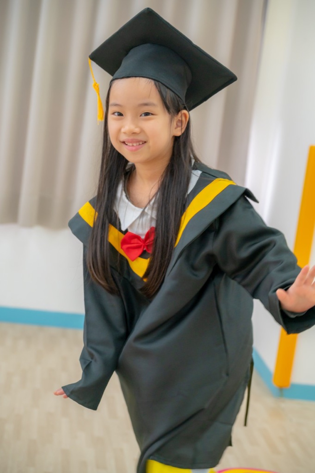 幼兒園畢業照 校園情境騎車踢球
