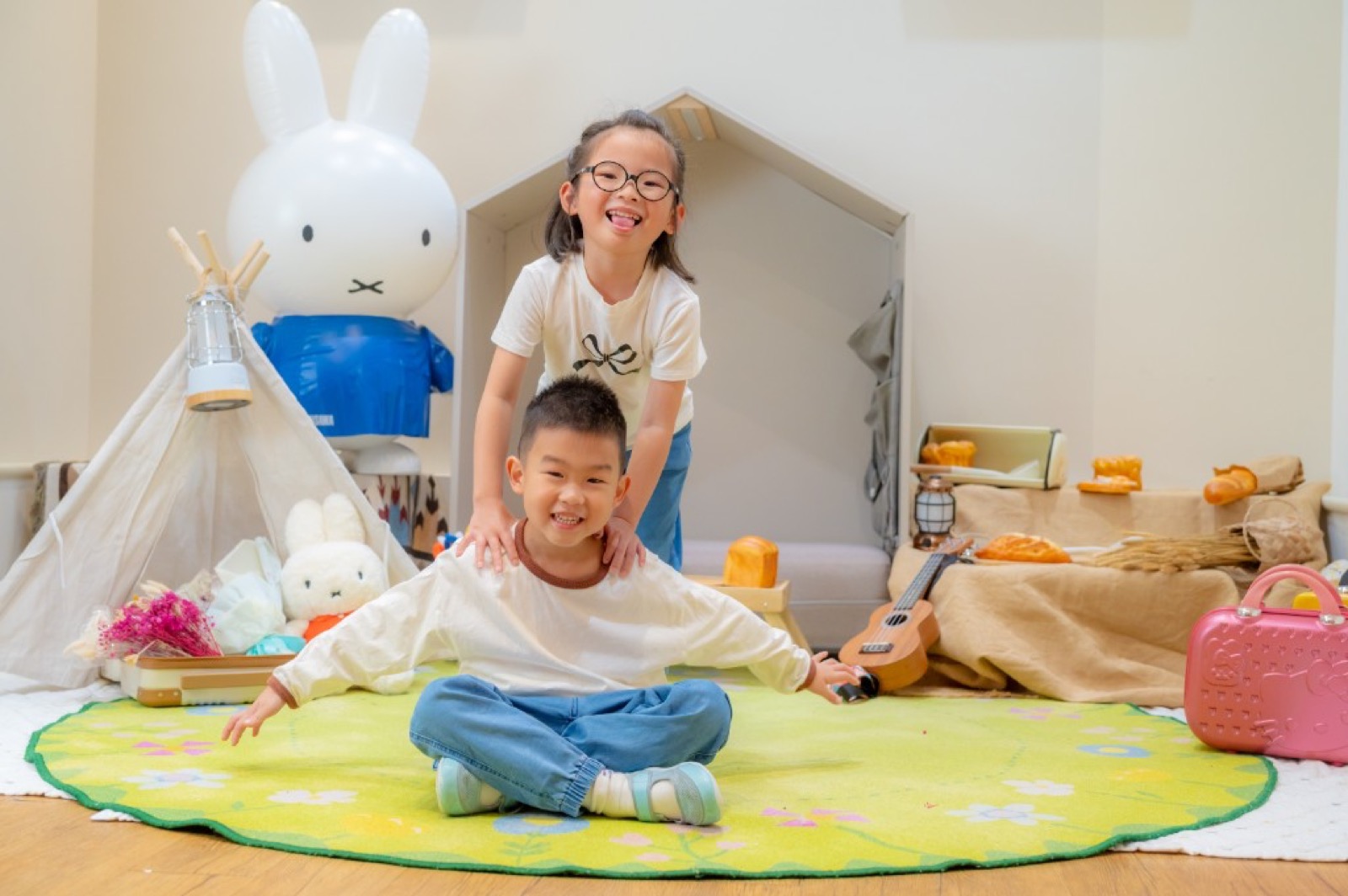 幼兒園畢業照 咖啡店便服活潑
