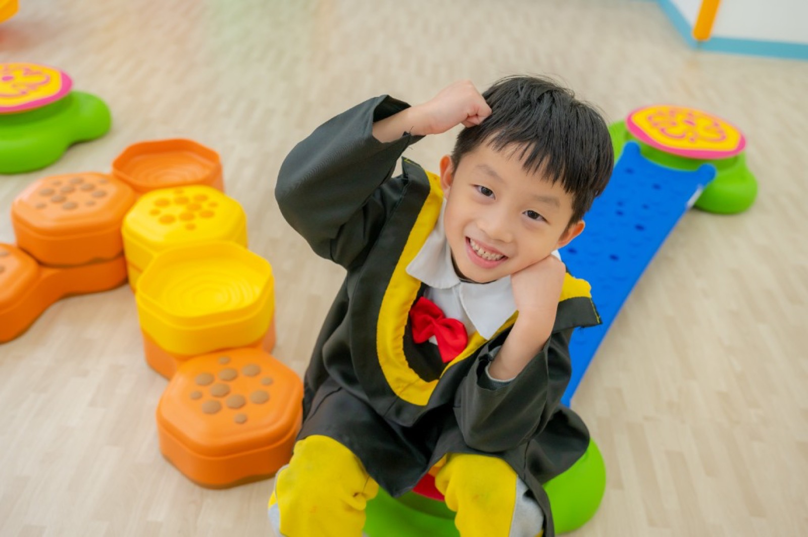 幼兒園畢業照 校園情境騎車踢球