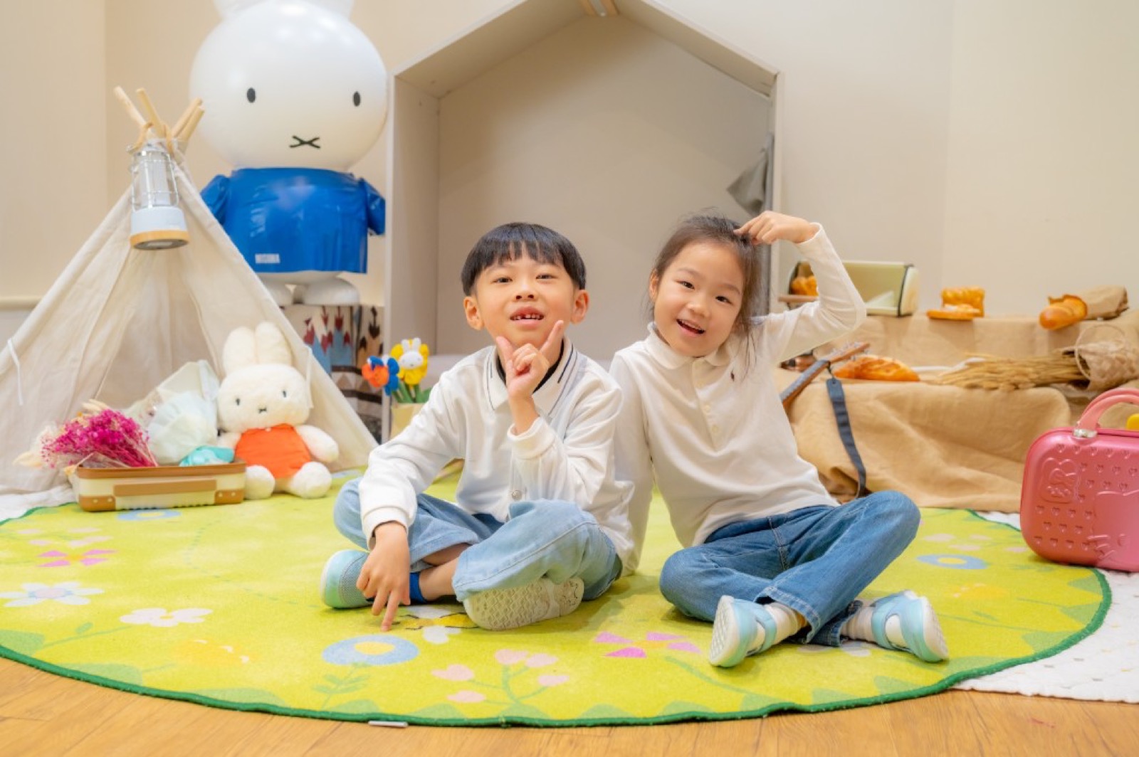 幼兒園畢業照 校園情境騎車踢球