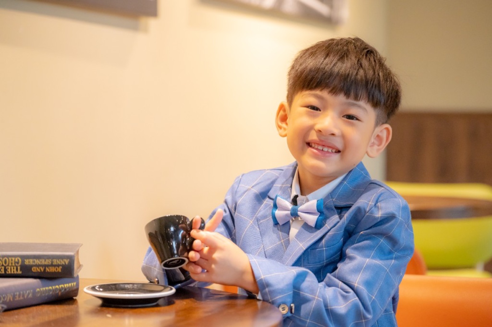 路易莎咖啡文青幼兒園畢業照 自然生動